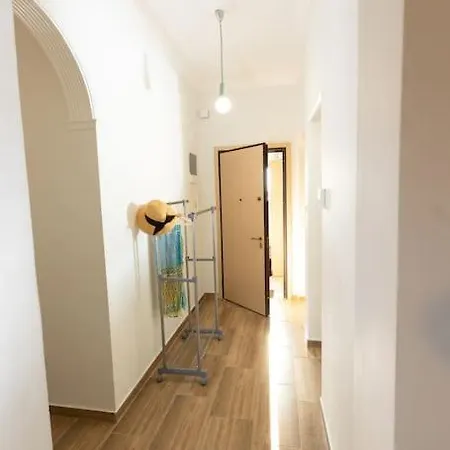 Spacious In Old Town - Private Parking דירה *