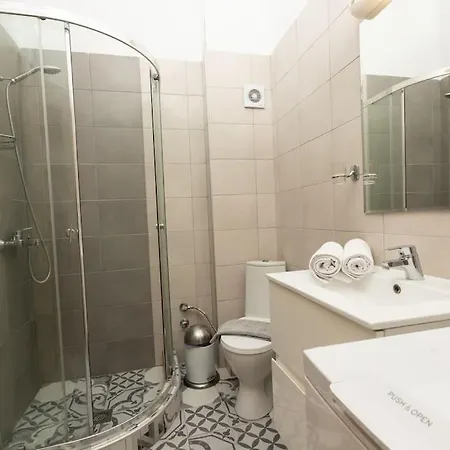 Spacious In Old Town - Private Parking דירה